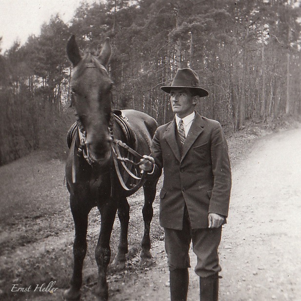 Pferd mit Besitzer 1930