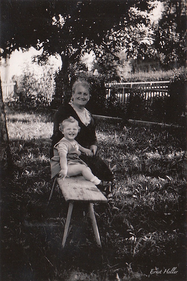 Grossmutter und Enkelin 1936